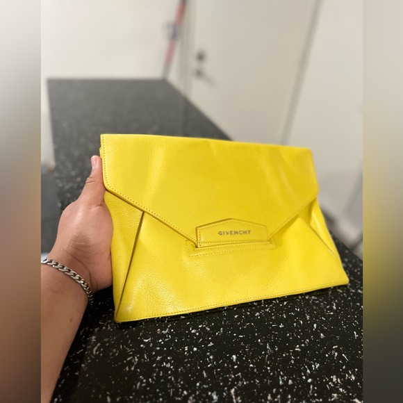 GIVENCHY SHW Cluth Bag
Visitar >
Calfskin Leather yellow - Picture 1 of 4